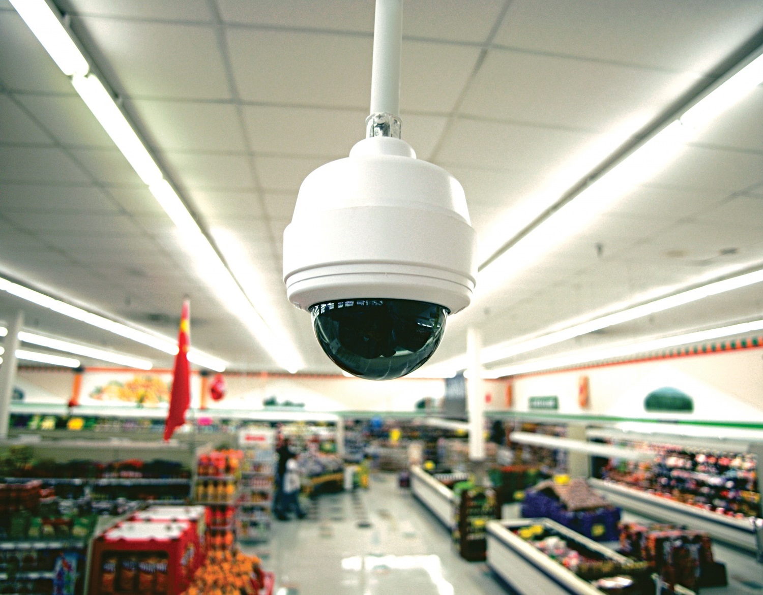 Камера видеонаблюдения в магазине